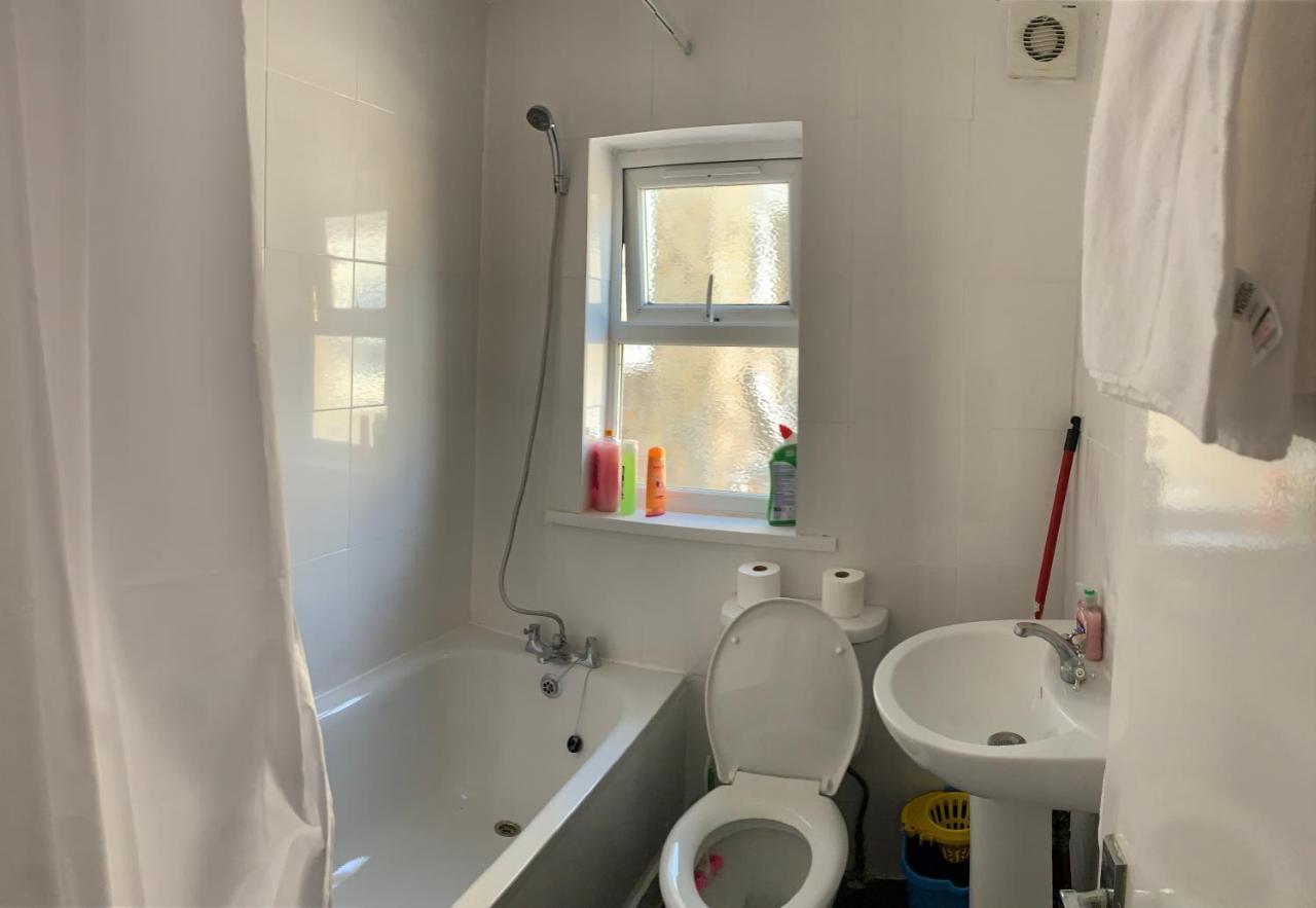Beautiful Hoe Street First Floor One Bedroom Apartment B Walthamstow Лондон Экстерьер фото