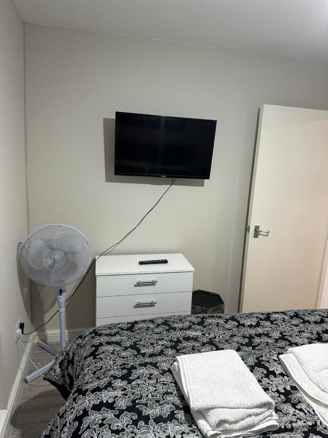 Beautiful Hoe Street First Floor One Bedroom Apartment B Walthamstow Лондон Экстерьер фото
